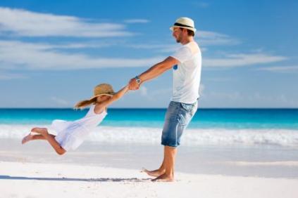 homme en vacances joue avec un enfant